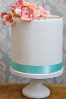 Simply styled 4” mini cake with hydrangea.